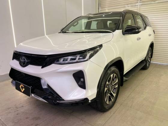 TOYOTA HILUX SW4 2.8 D-4D TURBO DIESEL DIAMOND 7L 4X4 AUTOMÁTICO